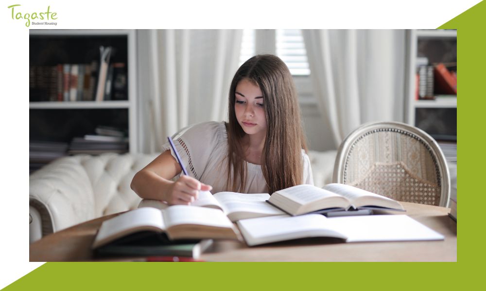 imagen destacada del blog con una chica aplicando técnicas de estudio para memorizar más rápido